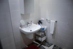 瓜达莱斯特El Tossal的白色的浴室设有水槽和淋浴。
