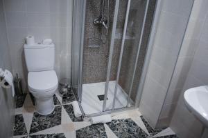 瓜达莱斯特El Tossal的带淋浴、卫生间和盥洗盆的浴室