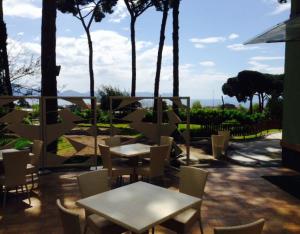 托雷德尔格雷科杨梅住宿加早餐旅馆的一个带桌椅的庭院,棕榈树