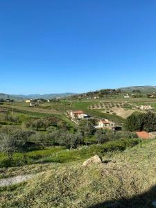 CastelterminiCasa vacanze Sicilia的远处房屋的田野景色