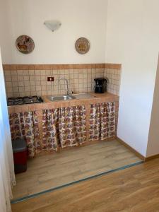 CastelterminiCasa vacanze Sicilia的厨房配有水槽和瓷砖柜台。