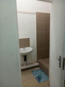 德班Linze lodge的浴室配有盥洗盆、卫生间和盥洗盆。