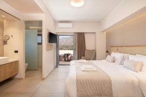 埃拉福尼西岛卡洛米拉家庭艾拉丰尼斯度假村 的酒店客房设有一张大床和一间浴室。
