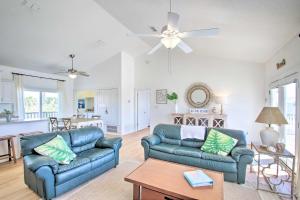 彭萨科拉海滩Pensacola Beach Home 1 Block to Beach Access的客厅配有2张蓝色的沙发和1张桌子