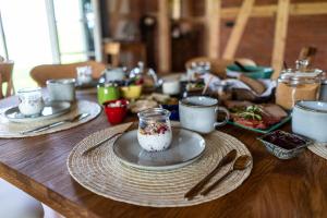 苏瓦乌基Siedlisko pod Krukiem - Jurta的木桌,带盘子和杯子,餐具