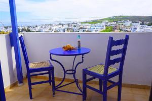 纳乌萨Serene Hill的阳台配有一张蓝色的桌子和两把椅子