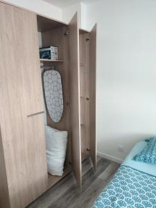布雷斯特Calme et charmant T1 bis的一间小卧室,配有一张床和镜子