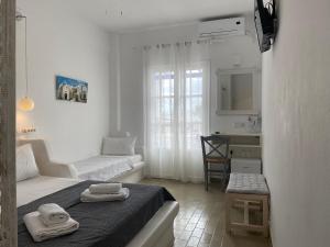 纳乌萨Serene Hill的一间白色的小房间,配有床和水槽