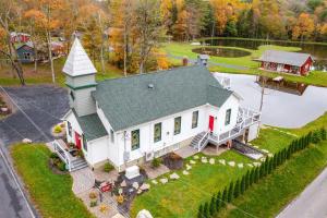 Serene Poconos Cabin with Fire Pit and Creek Access!鸟瞰图