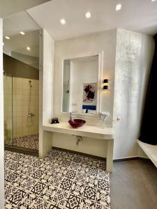 塞萨洛尼基Augustos的一间带水槽、镜子和淋浴的浴室