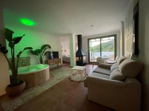 贝纳马奥马Suite Rural Oasis的带沙发和浴缸的客厅