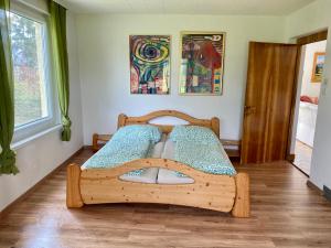 特劳恩基兴Ferienhaus am Traunsee mit Bergsicht的一间卧室,卧室内配有一张木床