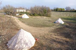 蒙塔尼亚克Camping Arbre de Vie的田间中方的2个帐篷