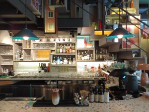 曼谷Sacha's Hotel Uno SHA的厨房设有供应多种饮品的酒吧