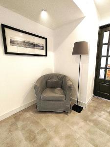 比索达雷加Residencial Douro的客厅里的椅子和灯