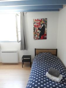 Cheffreville-TonnencourtGîte 'les matins calmes '的一间卧室配有一张蓝色天花板的床
