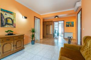 奥帕提亚Apartments Virna的客厅设有橙色墙壁和沙发