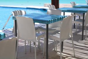 坎昆Cyan Cancun Resort & Spa的游泳池旁的蓝色桌椅