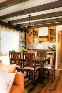 希格斯多夫Geographer´s Cottage的一间带桌椅的用餐室