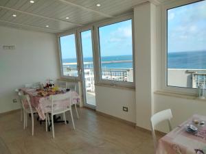 加利波利le terrazze sul mare gallipoli centro的一间配备有桌子的海景用餐室