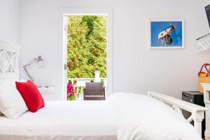 谢尔特艾兰谢尔特岛7号精品住宿加早餐旅馆 的白色的卧室设有白色的床和窗户。