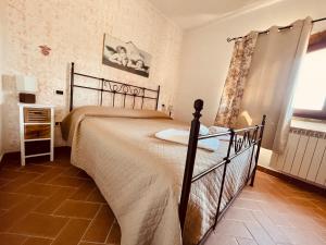 蒙泰斯库达伊奥Casetta Luna e Sole的一间卧室,卧室内配有一张大床