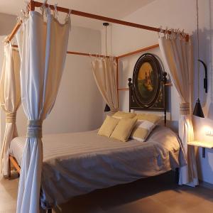 BiancaredduLispusada B&B的一间卧室配有带窗帘的天蓬床