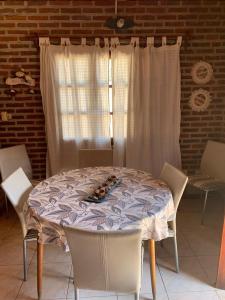 阿苏尔Casa Mali的餐桌、白色椅子和窗户