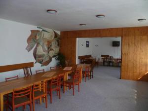 日亚尔Hotel Spojar的用餐室配有木桌和椅子