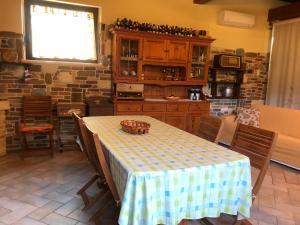 科隆内拉Dependance con vista mare的厨房配有桌子和桌布