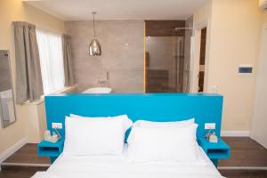 那不勒斯South Hands Luxury Rooms的一张带蓝色床头板的睡床