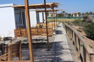 MaroniSummer Dream Cyprus的一座用木栅栏建造的房子