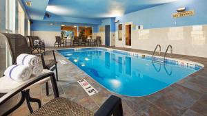 韦恩堡北韦恩堡贝斯特韦斯特酒店的在酒店房间的一个大型游泳池