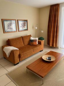 措伊滕莱克维尔公寓式酒店的带沙发和咖啡桌的客厅