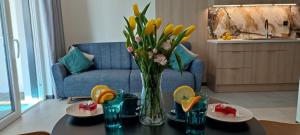 博茨科沃Aquarius Holiday Boszkowo Apartamenty的客厅桌子上的花瓶