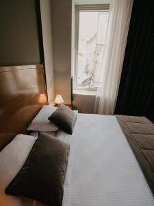 萨拉热窝阿斯特拉酒店的带窗户的客房内的两张床