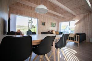 SandurVacation Home / Scenic Nature / Sandoy / Beach的一间带桌椅的用餐室