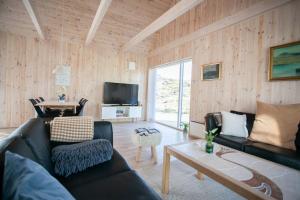 SandurVacation Home / Scenic Nature / Sandoy / Beach的客厅配有沙发和桌子