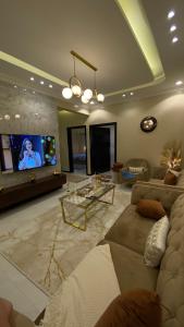 艾卜哈ABHA GOLDEN的带沙发和平面电视的客厅