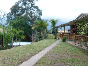 PotosíCasa Campo alojamiento campestre para descanso en Calarcá Quindío的一座带花园和游泳池的房子
