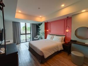 曼谷VIVA LA VIDA HOTEL的酒店客房,配有床和镜子