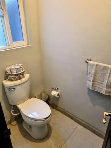 恩塞纳达港Clean&Equipped, 1-Floor 3-Bedroom Downtown House的一间带白色卫生间的浴室和窗户。