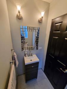恩塞纳达港Clean&Equipped, 1-Floor 3-Bedroom Downtown House的一间带水槽和镜子的浴室