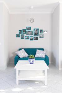 尼阿博勒皮耶韦Tuscany To Love - Holiday Home - Casa Vacanze的客厅配有蓝色的沙发和白色的咖啡桌。