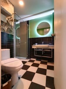 曼谷VIVA LA VIDA HOTEL的一间带卫生间、水槽和镜子的浴室