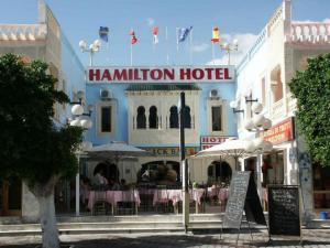 哈马马特汉密尔顿酒店的前面有餐厅的酒店