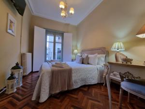 阿尔卡拉德荷那利斯Casa de Lorca的一间卧室配有一张带桌子和窗户的床