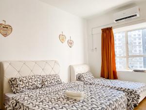 波德申BayView Suites Port Dickson By MAISON的一间卧室设有一张床和一个窗口