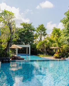 乌布乌布圣猴森林皇家卡姆威拉别墅的度假酒店的游泳池