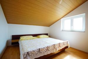 利缇纳Apartmani Branka的一间卧室设有一张床和一个窗口